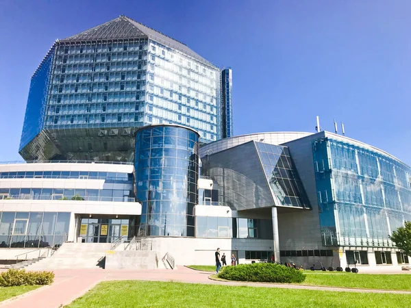 Un gran azul conceptual hermoso edificio de cristal en forma de diamante en una biblioteca nacional de propiedad estatal moderna de Bielorrusia. República de Belarús, Minsk, 20 de agosto de 2018 — Foto de Stock