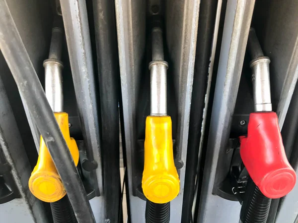 Wypełnienie kolorowe pistolety na stacji benzynowej do tankowania samochodu z paliwa, benzyny, oleju napędowego — Zdjęcie stockowe