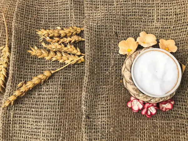 Espiguetas de trigo de palha e saleiro com sal em uma velha lona marrom áspera, toalha de mesa. Símbolo eslavo de pão de boas-vindas e sal. O pano de fundo. Textura — Fotografia de Stock