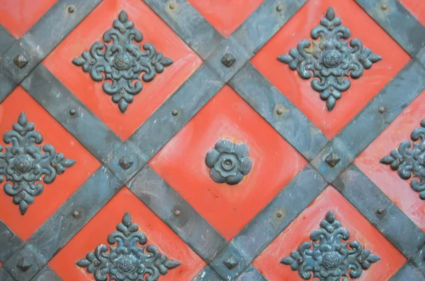 Textura de una antigua antigua antigua puerta metálica antigua de hierro robusto medieval con remaches y patrones de clavos. El trasfondo — Foto de Stock