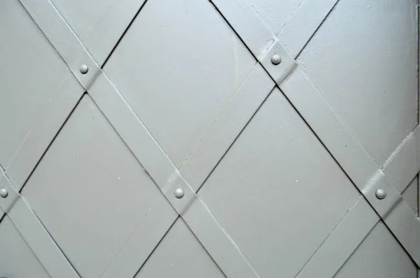 Textura de la antigua antigua medieval gris antigua puerta metálica de hierro robusto con patrones remachados. El trasfondo —  Fotos de Stock