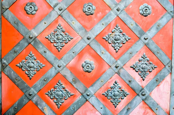 Textura de una antigua antigua antigua puerta metálica antigua de hierro robusto medieval con remaches y patrones de clavos. El trasfondo — Foto de Stock