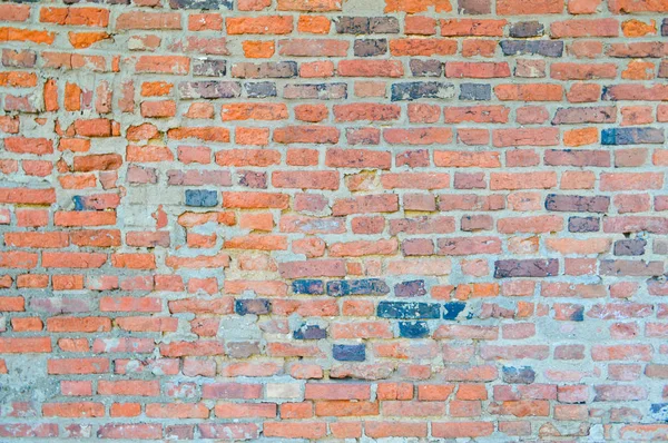 A textura da antiga antiga pedra resistente medieval descascando parede riscada de tijolo brilhante laranja vermelho retangular com costuras e rachaduras. O fundo — Fotografia de Stock
