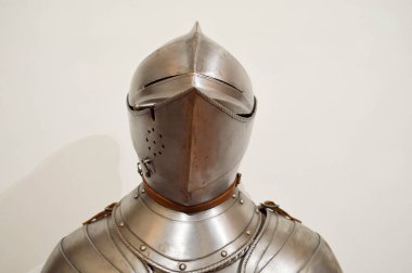 Demir, gümüş rengi güçlü metal zırh bir kask ve bir siperliği ile zincirli Ortaçağ güçlü şövalye savaşçı