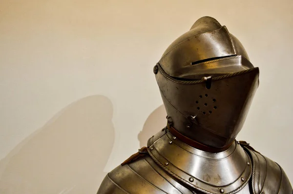 Middeleeuwse sterke knight warrior geketend in ijzer zilverkleurige sterke metalen harnas met een helm en een zonneklep — Stockfoto