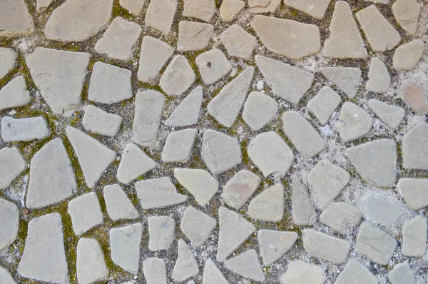 De textuur van de steen weg, stoep, muren van grote grijze oude middeleeuwse ronde sterke stenen, keien. De achtergrond — Stockfoto