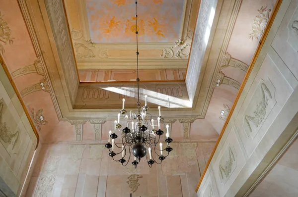 Блестящая старинная антикварная красивая классическая дворцовая люстра из хрустального стекла — стоковое фото