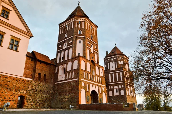 Gamla, antika medeltida slott med spiers och torn, murar av sten och tegel som omges av en skyddande vallgrav med vatten i mitten av Europa. Barock stil arkitektur — Stockfoto