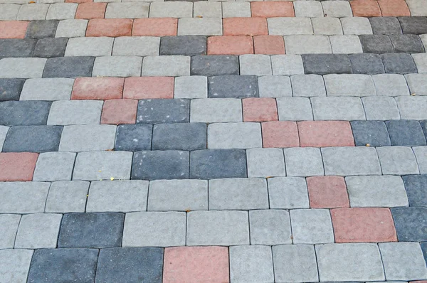 Textura de lajes de pedra de concreto retangular cinza pavimentação na estrada com costuras. O fundo — Fotografia de Stock