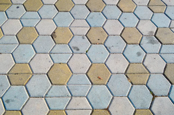 Textura de lajes de pedra de concreto retangular cinza pavimentação na estrada com costuras. O fundo — Fotografia de Stock