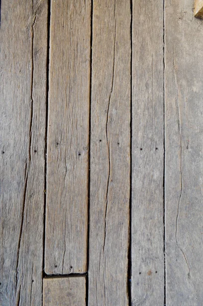 Het patroon van houten ongeverfd oude planken met naden, scheuren en nagel doppen. De achtergrond — Stockfoto