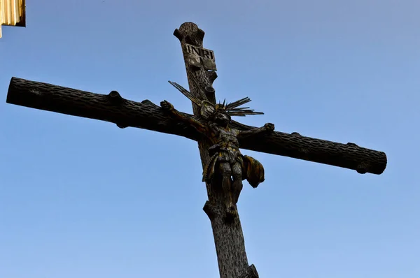 Velké dřevěné svaté křesťanské náboženské ortodoxní kříž s ukřižovaným Jesus Hrit proti modré obloze — Stock fotografie