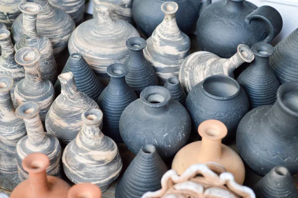 Natürliche traditionelle Tonwaren schöne alte Küchengeräte, Geschirr, Krüge, Vasen, Töpfe, Tassen. der Hintergrund — Stockfoto