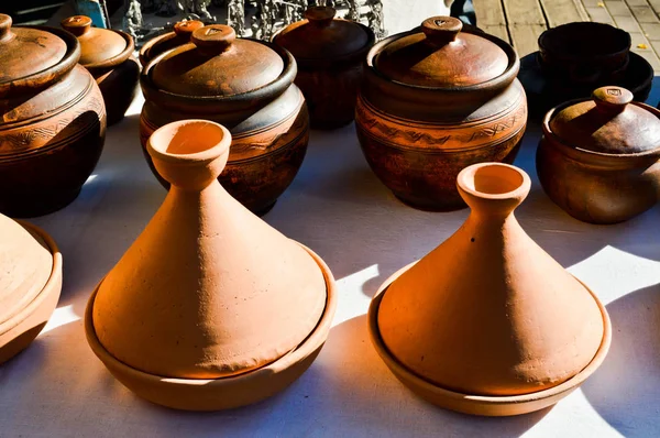 Naturale ceramica argilla tradizionale bellissimi vecchi elettrodomestici da cucina, piatti, brocche, vasi, pentole, tazze. Lo sfondo — Foto Stock