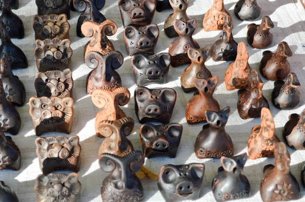 Natürliche traditionelle Tonwaren schöne alte braune Kinderspielzeuge, Trillerpfeifen in Form von Tieren, Schweinen, Schafen, Vögeln. der Hintergrund — Stockfoto
