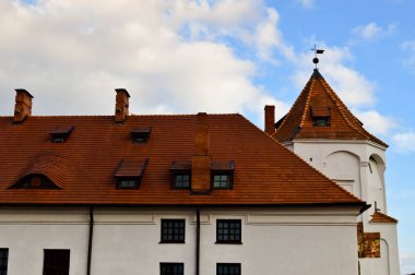 Uzun boylu kuleleri ve kuleleri, çatıya bir eski, Antik Ortaçağ Barok Kalesi, bir Rönesans, mavi gökyüzü karşı Avrupa'nın ortasındaki Gotik