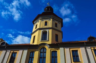 Uzun boylu kuleleri ve kuleleri, çatıya bir eski, Antik Ortaçağ Barok Kalesi, bir Rönesans, mavi gökyüzü karşı Avrupa'nın ortasındaki Gotik
