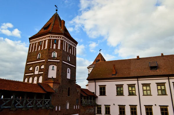 Grandes campanarios y torres, el techo de un antiguo castillo barroco medieval, un renacimiento, gótico en el centro de Europa contra un cielo azul — Foto de Stock