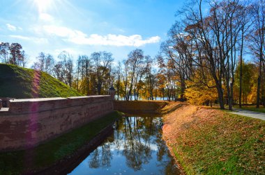 Büyük kırmızı toprak duvara güçlü koruyucu ise bir Hendek Savaşı mavi gökyüzüne karşı Avrupa'nın merkezinde eski, eski bir ortaçağ kalesi ile