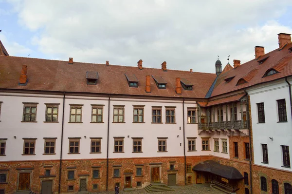 Hermosos edificios históricos medievales europeos de baja altura con un techo de teja roja y ventanas rectangulares con barras —  Fotos de Stock