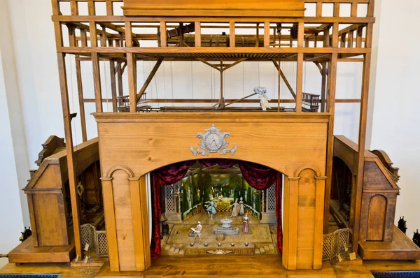Gamla antika medeltida trä teatraliska maskin för imitation av teaterföreställningar, spelar — Stockfoto