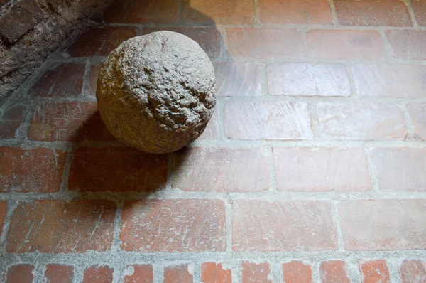 Vecchia grande pietra antico ferro medievale marziale rotondo sferico palla di cannone — Foto Stock