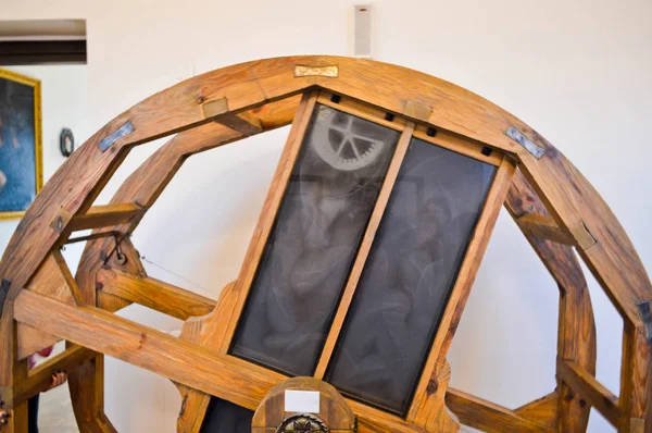 Gamla antika medeltida trä teatraliska maskinen att imitera ljudet av vatten, hav, vågor — Stockfoto