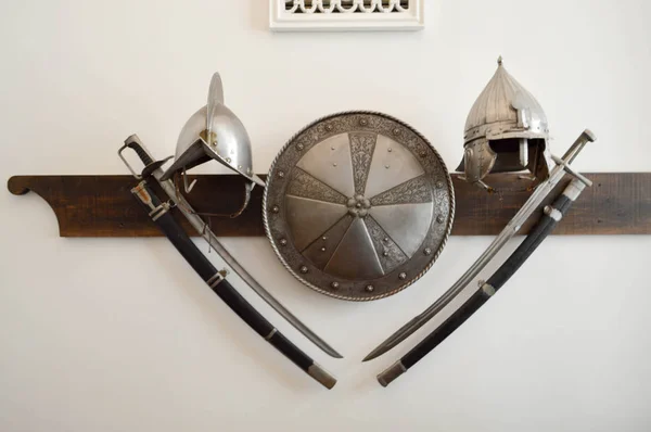 Gamla antika medeltida skarpa farliga combat fångas svärd, sköldar och pansar, sablar, blankvapen — Stockfoto