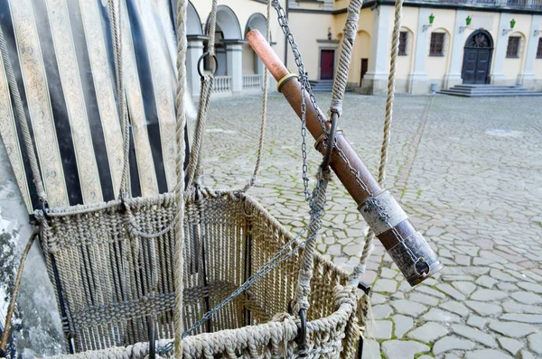 Eski ahşap teleskop ve ip sepeti bir balloo için — Stok fotoğraf