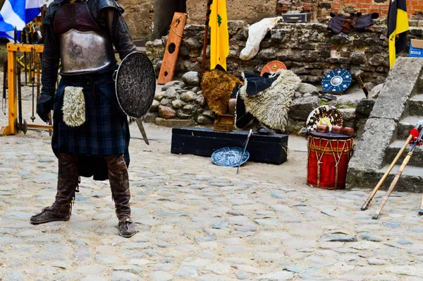 Skotska krigare, soldat i traditionell dräkt med kjol och en sköld på torget av en medeltida gamla slott — Stockfoto