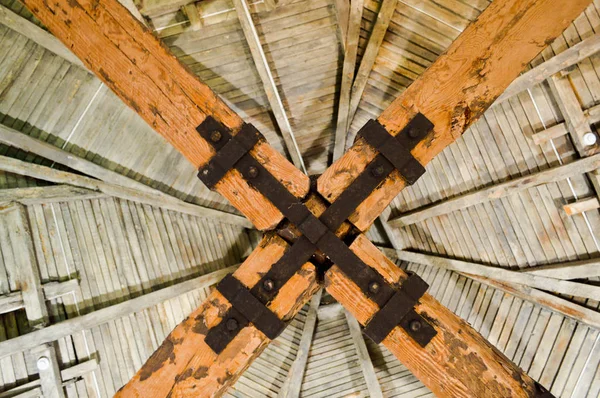 La textura de la antigua gente de madera antigua grasa fuertes vigas, troncos y techos bajo el techo. El trasfondo — Foto de Stock