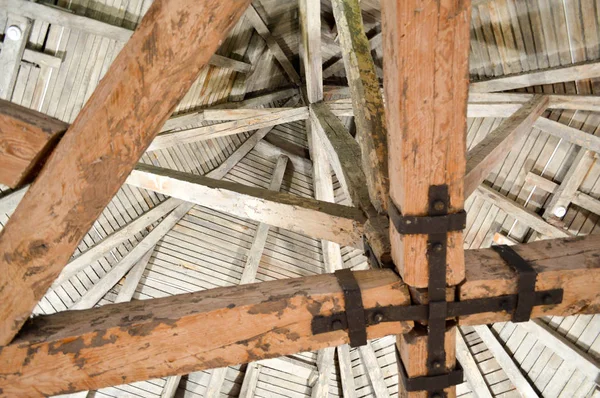 La textura de la antigua gente de madera antigua grasa fuertes vigas, troncos y techos bajo el techo. El trasfondo — Foto de Stock