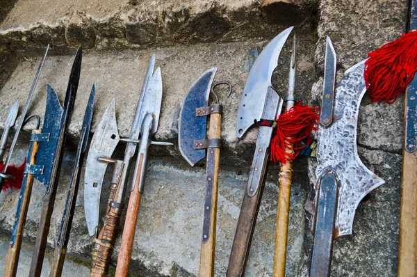 Den gamla antika medeltida kall vapen, yxor, olibards, knivar, svärd med träskaft slicka på stentrappan av slottet — Stockfoto