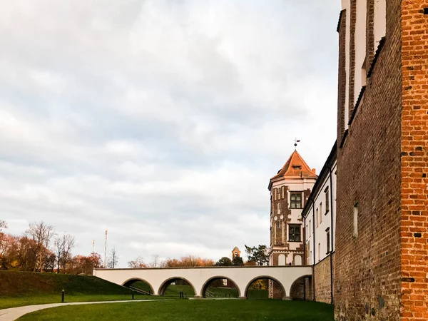 Uzun boylu kuleleri ve kuleleri, çatıya bir eski, Antik Ortaçağ Barok Kalesi, bir Rönesans, mavi gökyüzü karşı Avrupa'nın ortasındaki Gotik — Stok fotoğraf