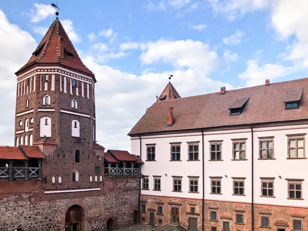 Grandes campanarios y torres, el techo de un antiguo castillo barroco medieval, un renacimiento, gótico en el centro de Europa contra un cielo azul — Foto de Stock