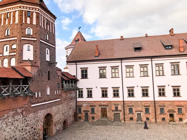 Altos campanários e torres, o telhado de um antigo castelo barroco medieval, um renascimento, gótico no centro da Europa contra um céu azul — Fotografia de Stock