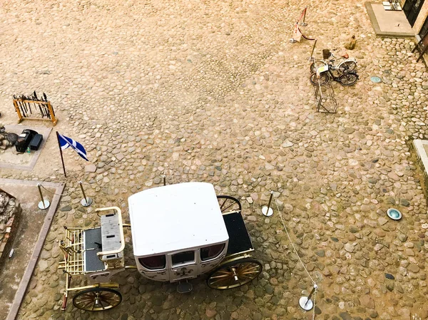 Une vieille rétro ancienne première voiture vintage de luxe blanche se dresse sur une route de pierre croustillante — Photo