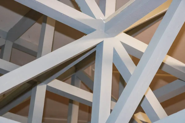 La textura de vigas fuertes de madera blanca, tronco y techos bajo el techo. El trasfondo — Foto de Stock