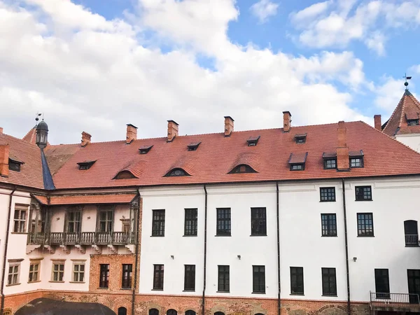 Vackra historiska medeltida Europeiska låga byggnader med ett rött kakel tak gavel och rektangulära fönster med barer — Stockfoto