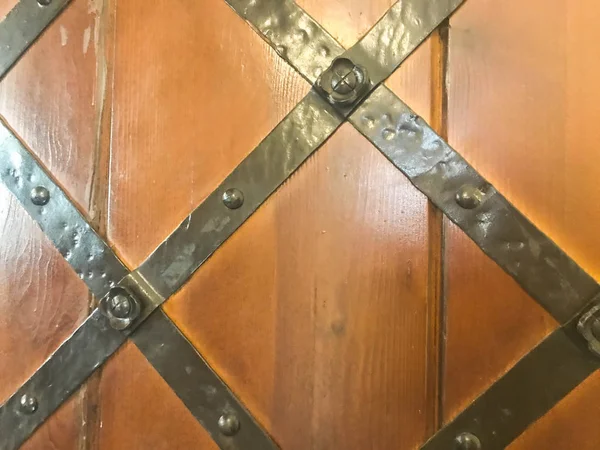 Texture di una vecchia antica porta in metallo di ferro antico medievale robusto con rivetti e chiodi. Lo sfondo — Foto Stock