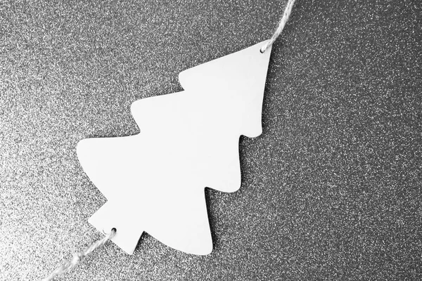 Natale Natale Natale inverno felice bello sfondo bianco e nero con un piccolo giocattolo in legno fatto in casa carino albero di Natale. Piatto. Vista dall'alto. Decorazioni natalizie — Foto Stock