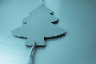 Festival yeni yıl Noel kış mutlu güzel mavi glitter glitter arka plan ile bir küçük oyuncak ahşap ev yapımı sevimli Noel ağacı. Düz yatıyordu. Üstten görünüm. Tatil dekorasyon