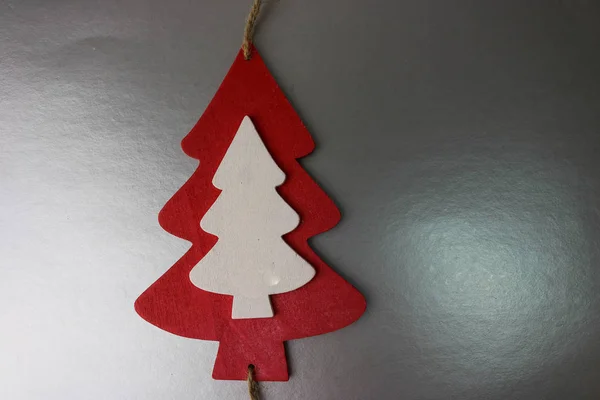 Fête Noël Noël hiver heureux beau fond gris argenté brillant avec un petit jouet en bois fait maison arbre de Noël mignon. Pose plate. Vue de dessus. Décorations de vacances — Photo