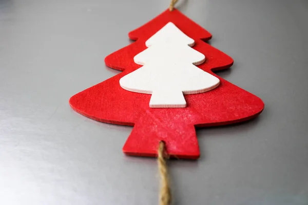Navidad festiva Navidad invierno feliz hermoso gris plata brillante fondo con un pequeño juguete de madera casero lindo árbol de Navidad. Acostado. Vista superior. Decoraciones navideñas — Foto de Stock