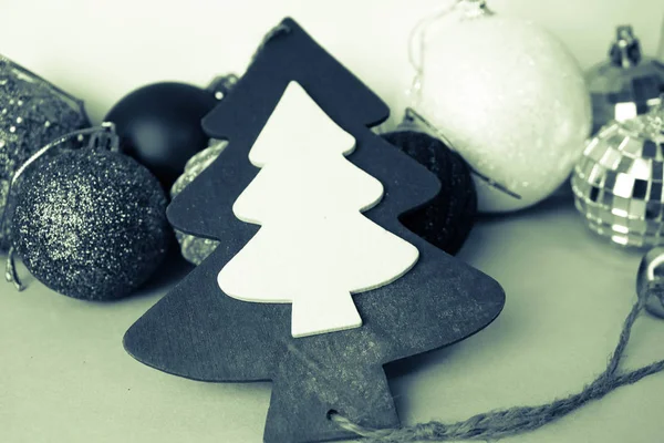 节日新年圣诞节快乐美丽快乐的背景与一个小玩具木自制可爱的圣诞树和圆圆闪亮的五颜六色的球, 圣诞树玩具。节日装饰品 — 图库照片
