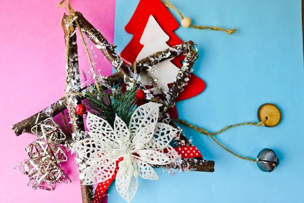 Ünnepi karácsonyi újévi boldog kék és rózsaszín gyönyörű örömteli háttér gondolkodás kis fa és fém játék házi készítésű fa és a csillag. Lapos feküdt. Felülnézet. Holiday dekorációk — Stock Fotó