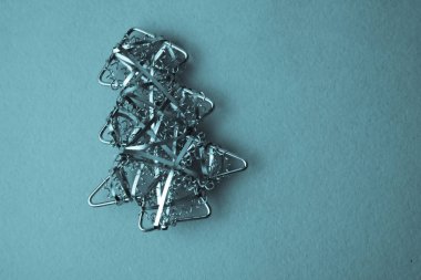 Festival yeni yıl Noel mutlu neşeli ile mavi arka plan küçük oyuncak metal demir altın Ev yapımı Noel ağacı. Düz yatıyordu. Üstten görünüm. Tatil dekorasyon