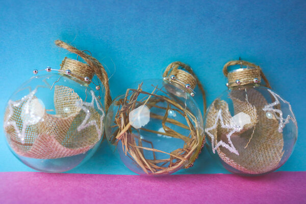 Три маленьких круглых стекла прозрачные винтажные импровизированные элегантный хипстер декоративные красивые праздничные новогодние яйца, рождественские украшения с сеном, солома внутри и со звездой
