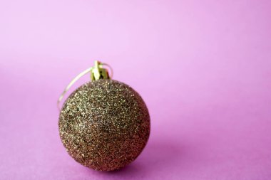 Altın sarısı küçük yuvarlak cam plastik kış akıllı parlak dekoratif güzel Noel şenlikli Noel top, payetler mor pembe bir arka plan üzerinde ile üzerine yapıştırılan Noel oyuncak