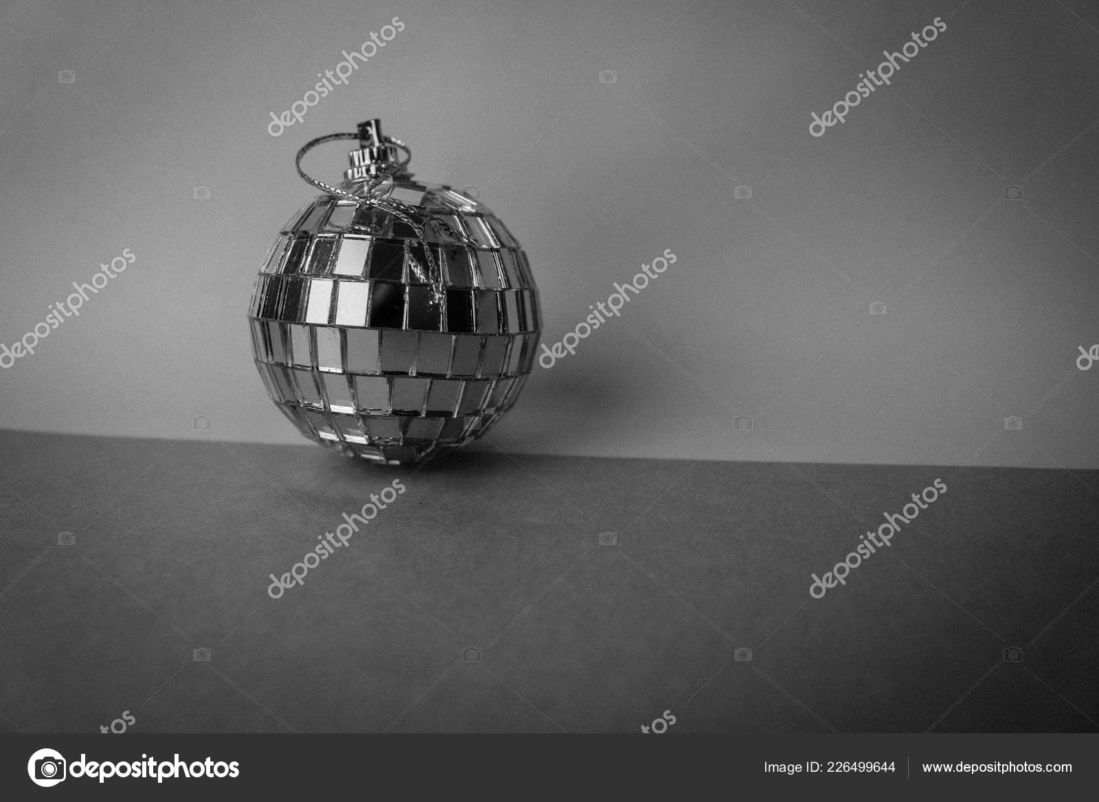 Silber Spiegel Musik Club Disco Kugel Klein Rund Glas Winter Glanzend Dekorativ Schon Weihnachten Festlich Weihnachtskugel Weihnachtliches Spielzeug Auf Funkeln Auf Schwarz Weissem Hintergrund Verputzt Stockfotografie Lizenzfreie Fotos C Kbolbik